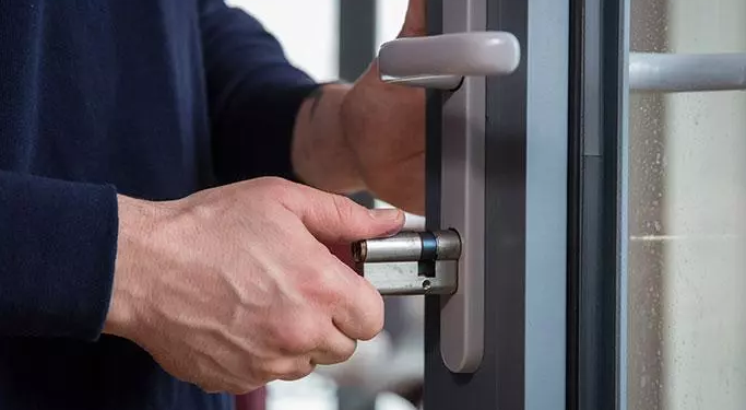 Locked Out in Streatham Vale at 2AM Here’s Why Locals Are Saving Locksmith Numbers Before They Need Them