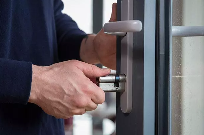 Locked Out in Streatham Vale at 2AM Here’s Why Locals Are Saving Locksmith Numbers Before They Need Them