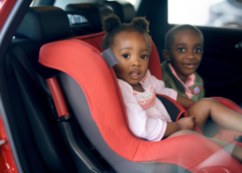 how much should a baby weigh to face forward in car seat
