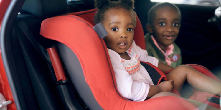 how much should a baby weigh to face forward in car seat