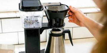 Batch Brew vs Single-Serve: Which Commercial Coffee Brewer Suits Your Volume?