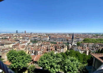 Beyond Landmarks Experiencing a City Through the Food Its Residents Love